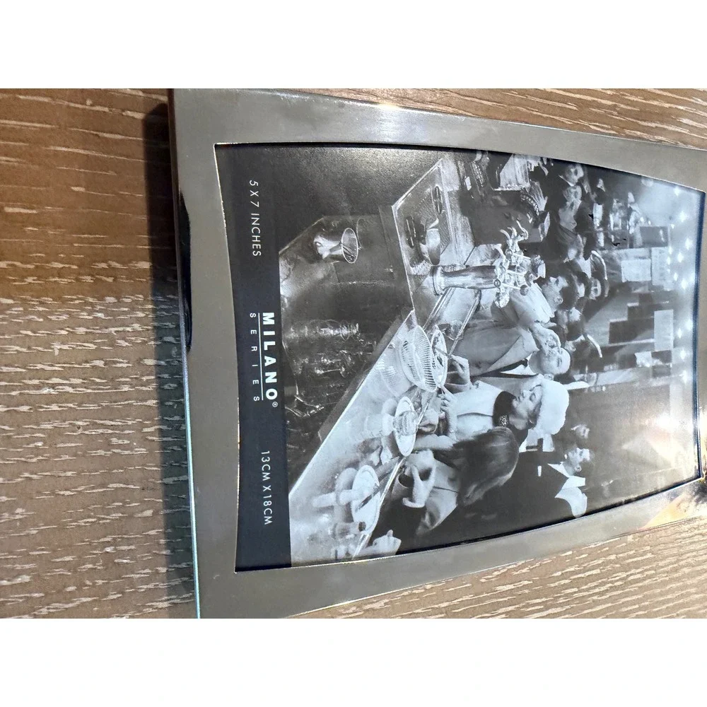Milano Series Silver Metal 5x7 Picture Frame Modern Curved Border Tabletop